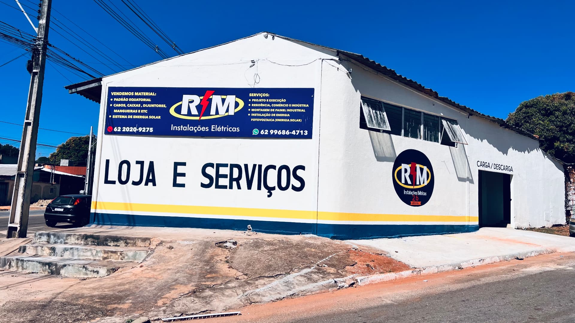 Lateral da loja RM Instalações Elétricas com área de carga e descarga